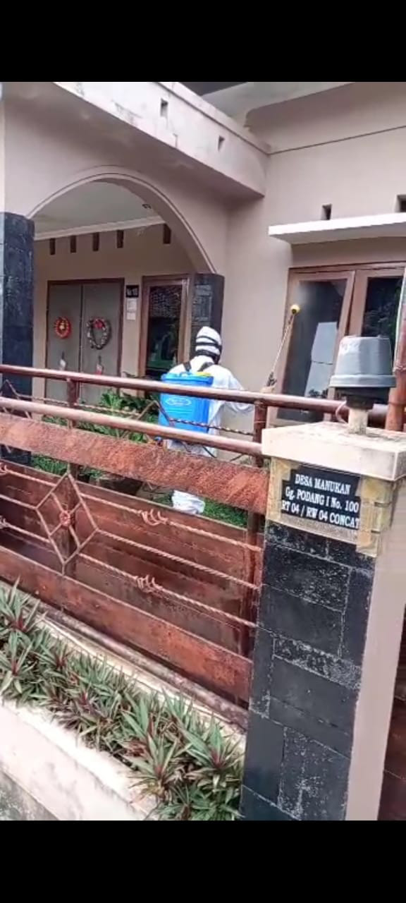 Spraying Disinfektan oleh Satgas Covid Padukuhan Manukan CC